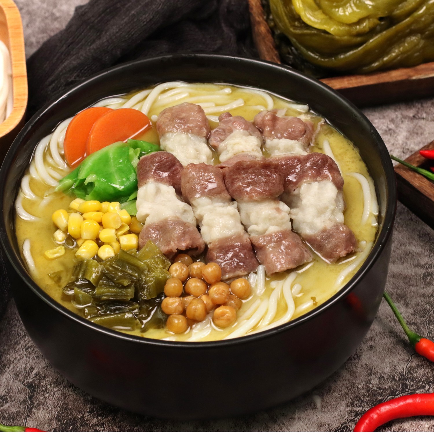 康德食品老壇酸菜采用傳統(tǒng)老壇技術(shù)密封發(fā)酵，成就的地道老壇酸菜