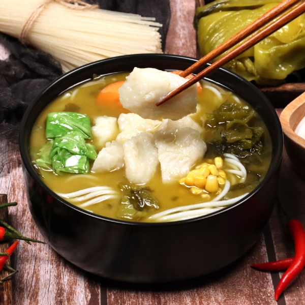 康德食品老壇酸菜采用傳統(tǒng)老壇技術(shù)密封發(fā)酵，成就的地道老壇酸菜