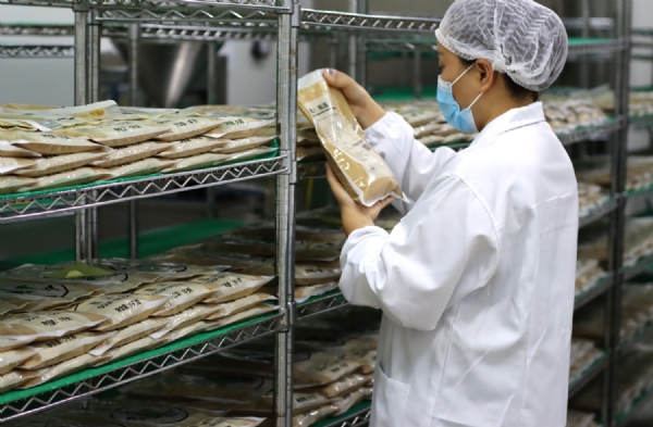 康德食品麻辣口味操作視頻-公司提供貼牌定制，免費送技術(shù)的服務(wù)，開店無需大廚，簡易操作，快速標(biāo)準(zhǔn)化出餐